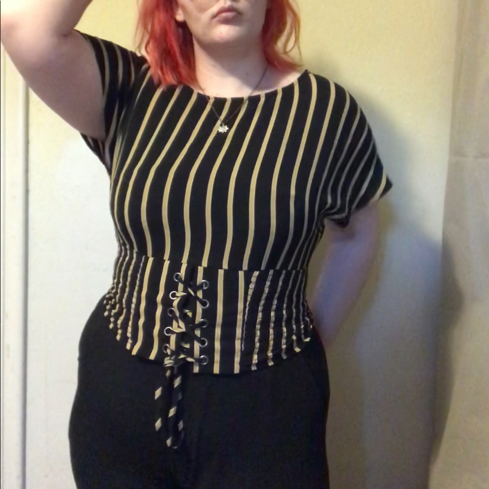 Black and yellow sinch top 😘